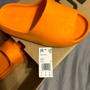 Yeezy slides (orange)